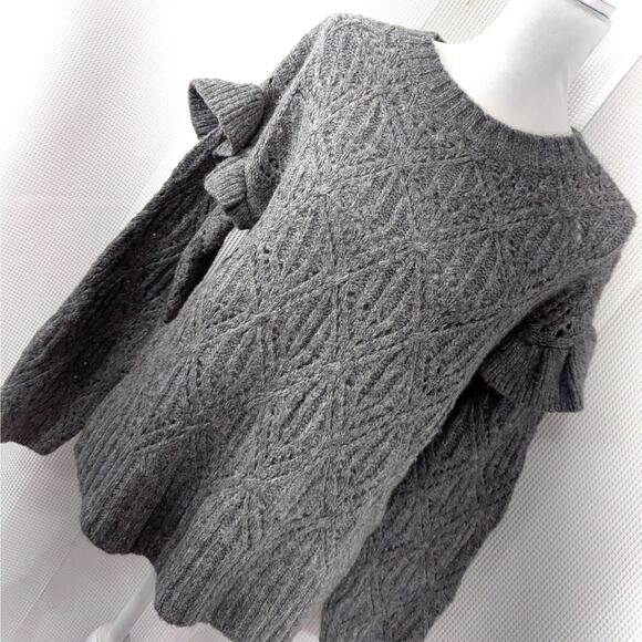 OLD NAVY! SWEET WOOL BLEND, DOVE GRAY RUFFLED SHOULDER SWEATER! SZ M - Picture 1 of 8